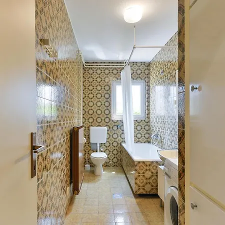 Laurel Apartment *