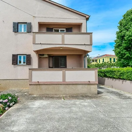 Laurel Apartment