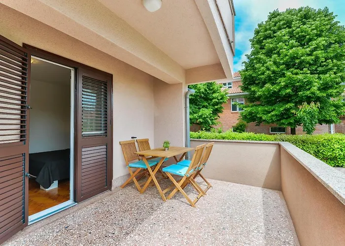 Laurel アパート ザダル